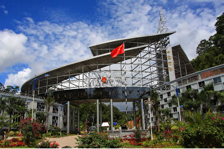 老挝领事司通告“护照黄牛”：门口禁止聚集，禁止代办护照