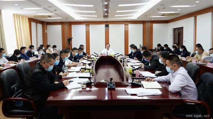 郑艺在州生态环境保护委员会全体会议暨全州大气污染防