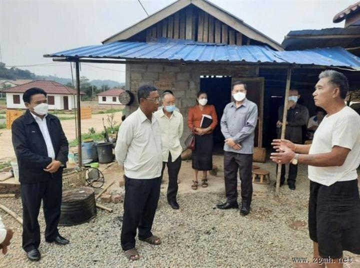 老挝领导视察受铁路影响的拆迁户赔偿情况