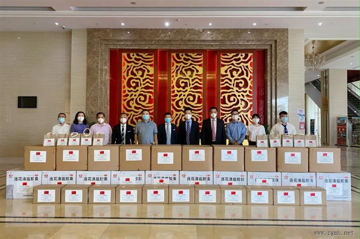 中国驻老挝大使馆向老挝侨团赠送 抗疫“暖心包”