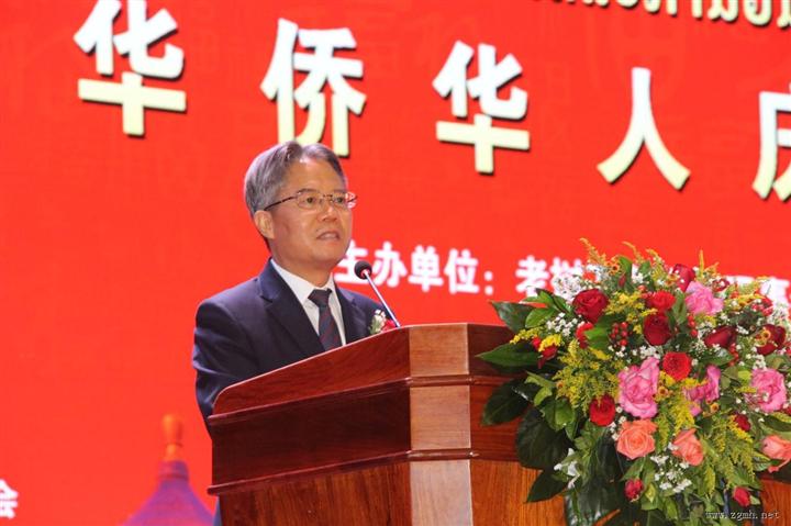 姜再冬大使出席老挝华侨华人庆中秋晚会