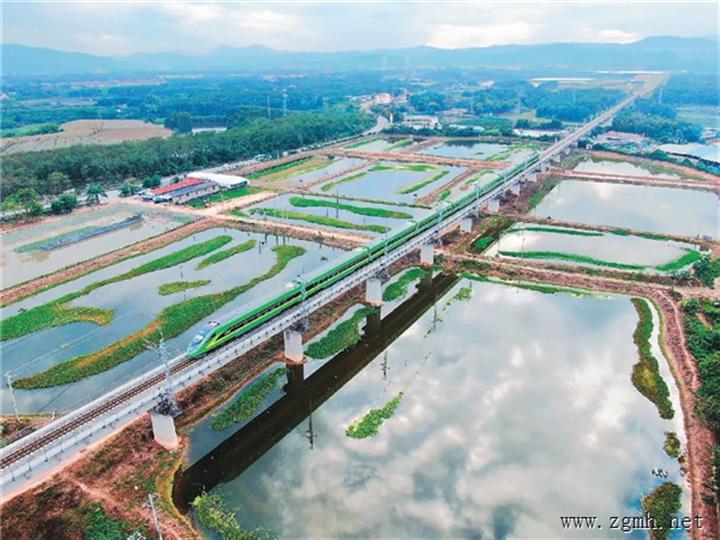 人民日报海外版：中老铁路开通一周年—— 幸福大通道 