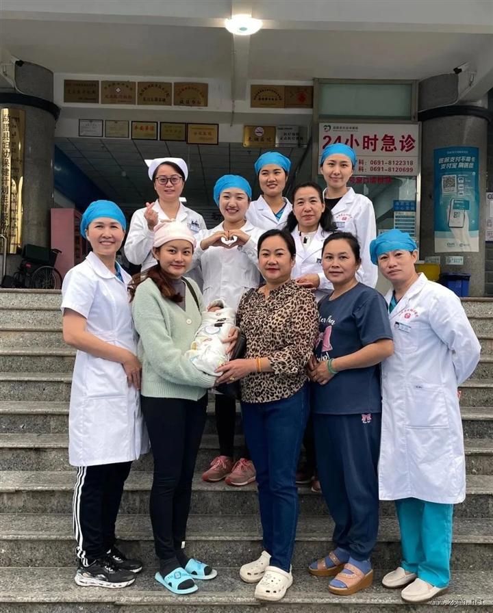 母女平安｜中国——老挝口岸开关后第一位老挝籍产妇在