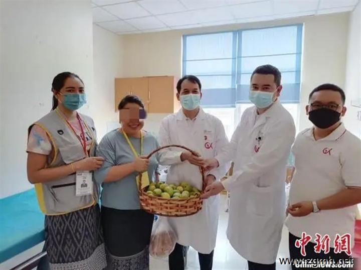 广西援老挝医疗队完成复明手术 患者家属送芒果感谢