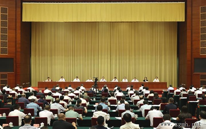 全省教育发展大会提出 坚持教育优先发展 抓实三年行动
