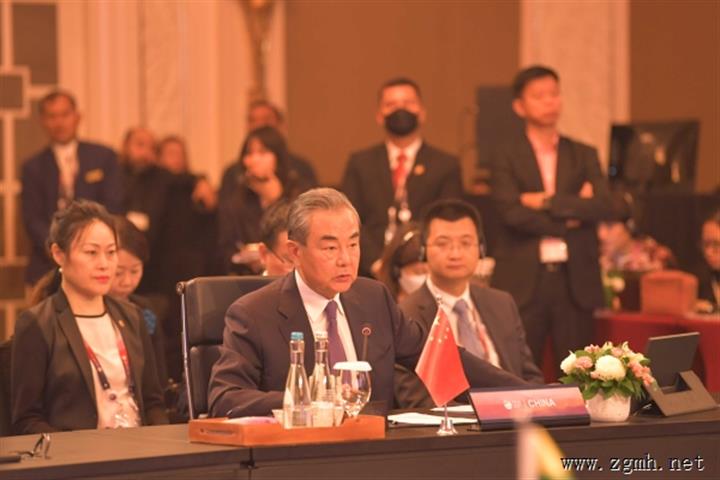 王毅出席中国一东盟（10+1）外长会
