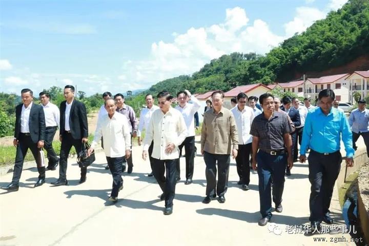 老挝国家主席通伦到琅勃拉邦参观受中老铁路影响家庭修建的新村庄...