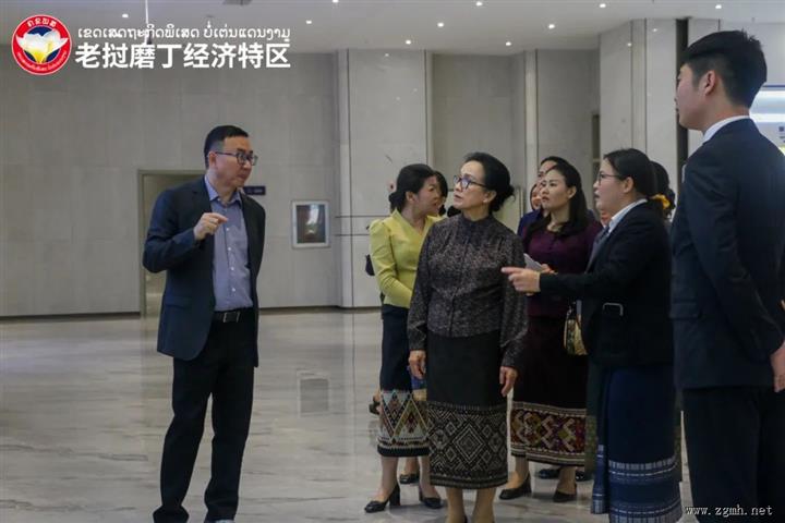 老挝国家主席夫人娜丽·西苏里一行到访磨丁，赞赏特区建设成果