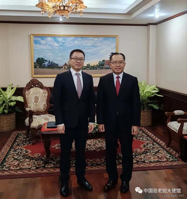 王畅临时代办会见老挝外交部副部长通潘