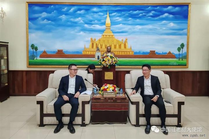 王畅临时代办向老挝党中联部副部长瓦拉赛宣介中央外事工作会议精神