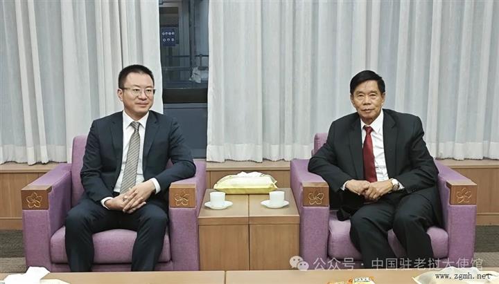 王畅临时代办为老挝党中央政治局委员、建国阵线中央主席辛拉冯送行