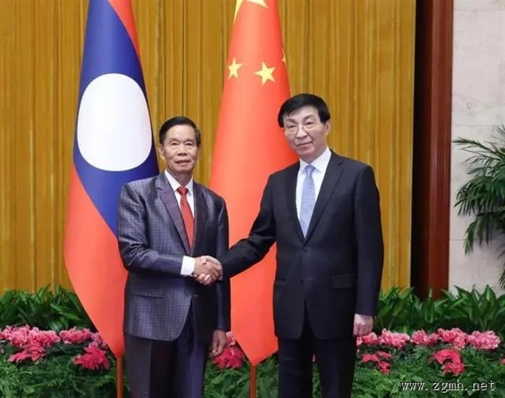 王沪宁会见老挝建国阵线中央委员会主席辛拉冯