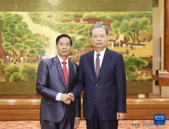 赵乐际会见老挝建国阵线中央委员会主席辛拉冯