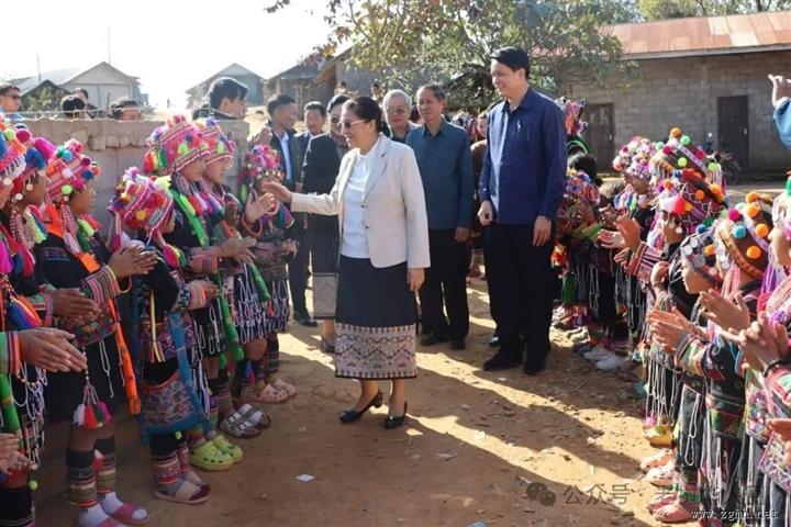 老挝国家副主席巴妮考察乌多姆赛乡村，强调八项重点工作！村民盛装欢迎