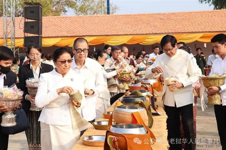 老挝佛教盛典！甘蒙佛塔节布施开启“人从众”模式，全国佛教徒聚集，国家副主席芭妮出席，共同欢庆~