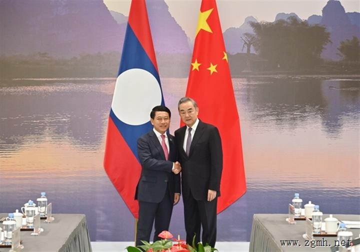 王毅同老挝副总理兼外长沙伦赛举行会谈