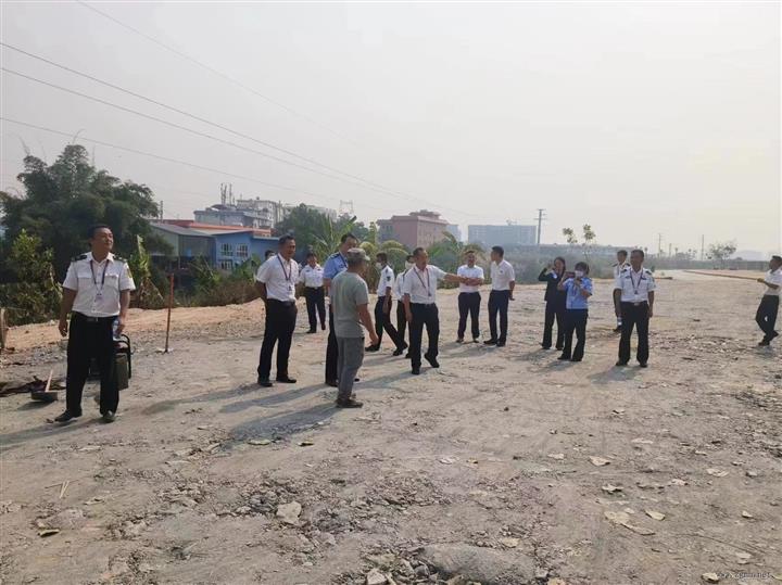 西双版纳国际机场的领导到对“曼景傣市场”和“达桑康〞赶摆场的大力支持和亲临现场指导