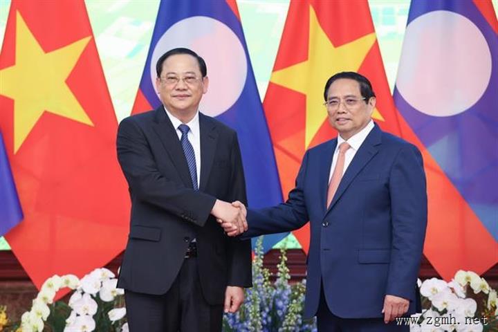 越南政府总理范明正会见老挝总理宋赛?西潘敦