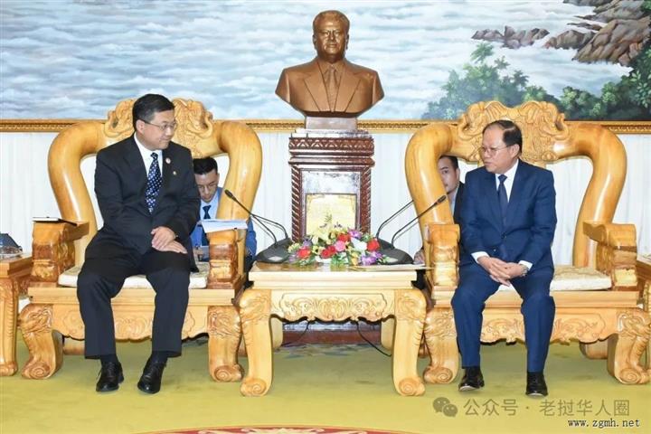中国公安部国际合作局政委会见老挝公安部副部长并移交一批车辆