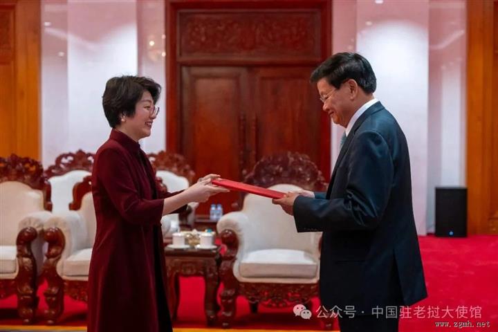 新任驻老挝大使方虹向老挝党中央总书记、国家主席通伦递交国书
