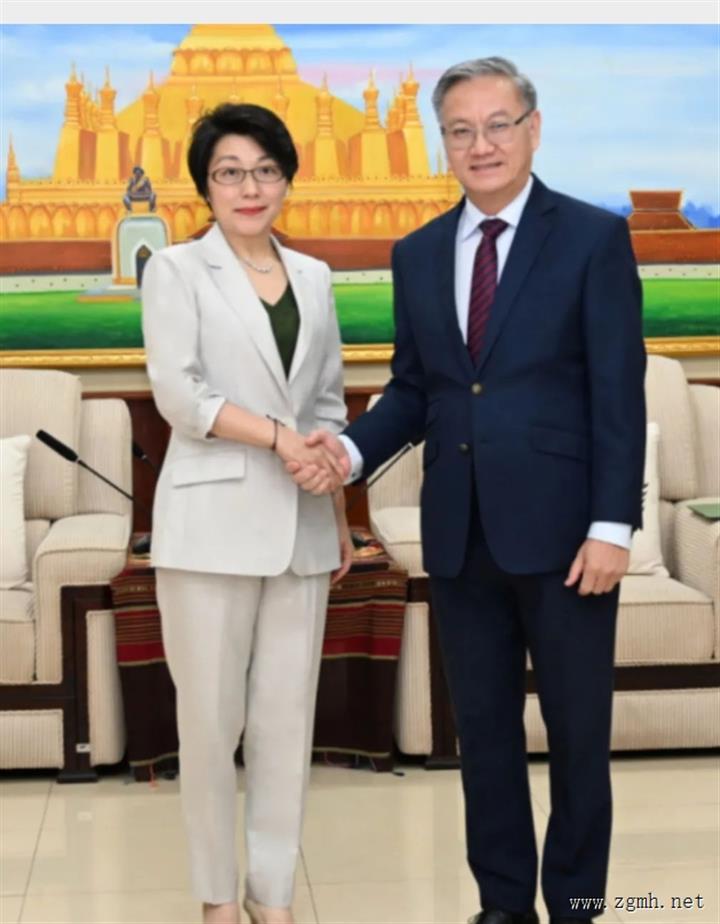驻老挝大使方虹到任拜会老挝党中联部部长通沙万