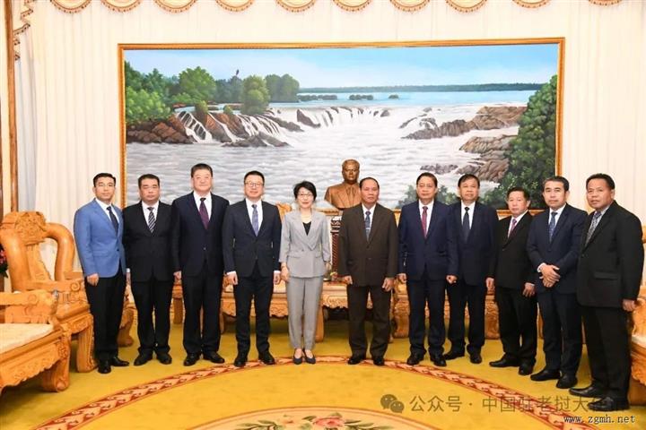 驻老挝大使方虹到任拜会老挝副总理兼公安部部长威莱