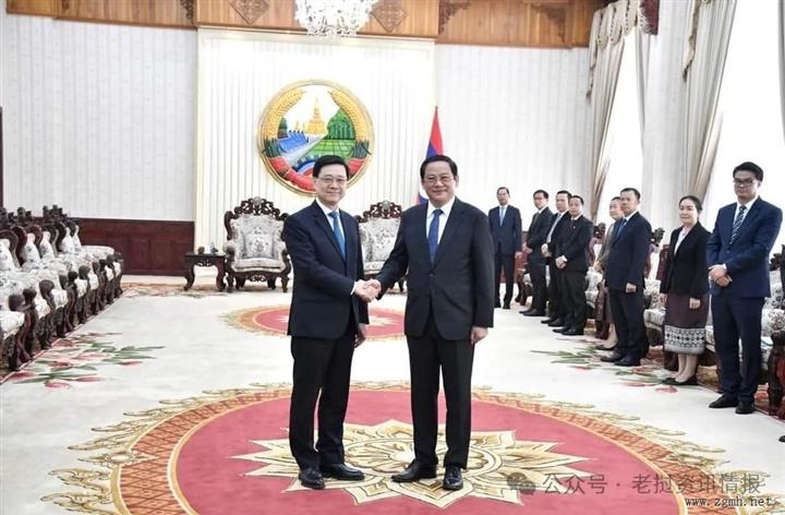老挝人民民主共和国总理宋赛·西潘敦在总理府热烈欢迎中国香港特别行政区行政长官李家超一行来访
