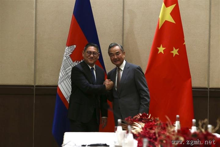王毅会见柬埔寨副首相兼外交大臣宋金达