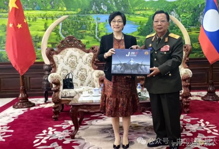 驻老挝大使方虹到任拜会老挝副总理兼国防部长占沙蒙