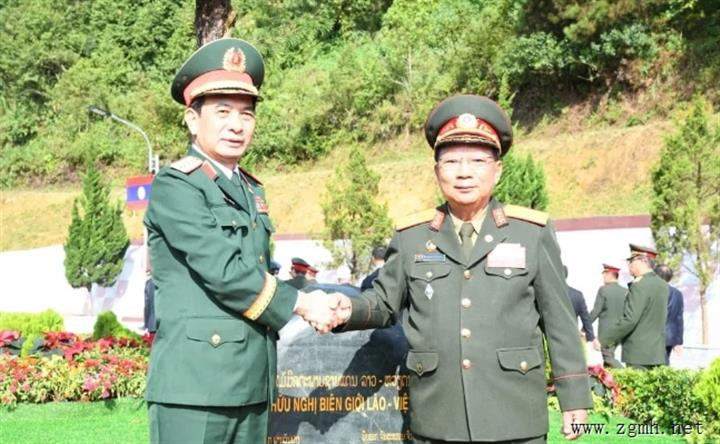 副总理兼国防部长占沙蒙·占亚拉大将会见越共中央政治局委员潘文江大将越共国防部长一行