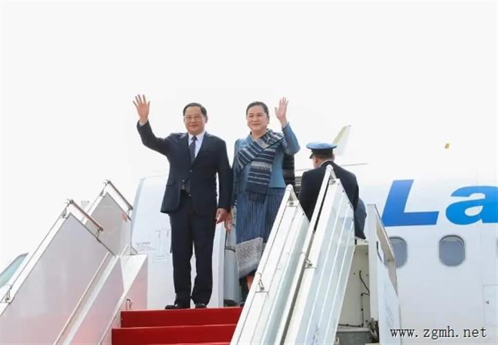 老挝总理宋赛携夫人抵达柬埔寨金边，开启为期2天正式访问