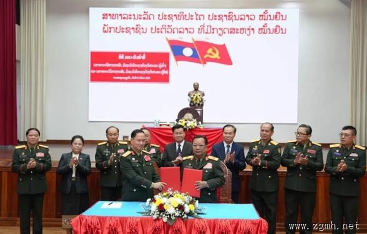 老挝国家主席通伦·西苏里的见证下，中央政治局委员、副总理、国防部长（前）占沙蒙·占雅拉将军将国防部长