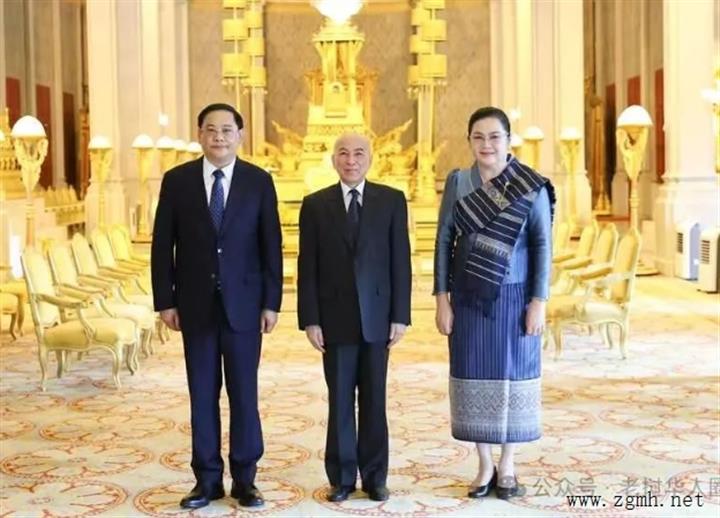 总理宋赛·西潘敦先生携夫人和代表团在首都金边对柬埔寨王国进行正式访问，拜会柬埔寨国王陛下。