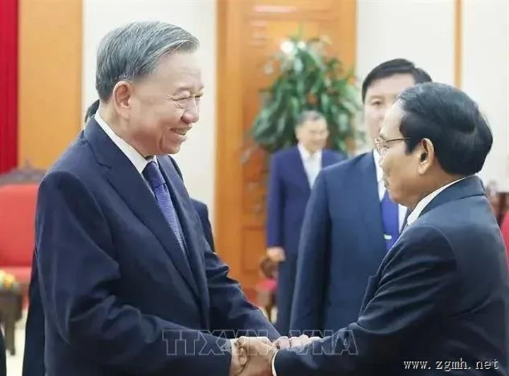 越共中央总书记苏林在河内会见了正在对越南进行工作访问的老挝人民革命党中央书记处常务书记、国家副主席本
