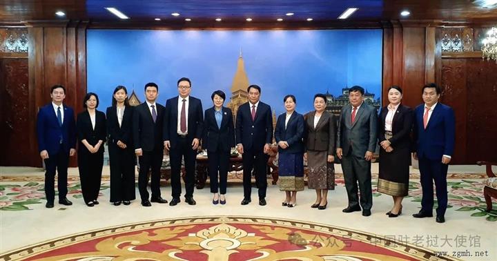 方虹大使会见老挝万象市长阿萨庞通