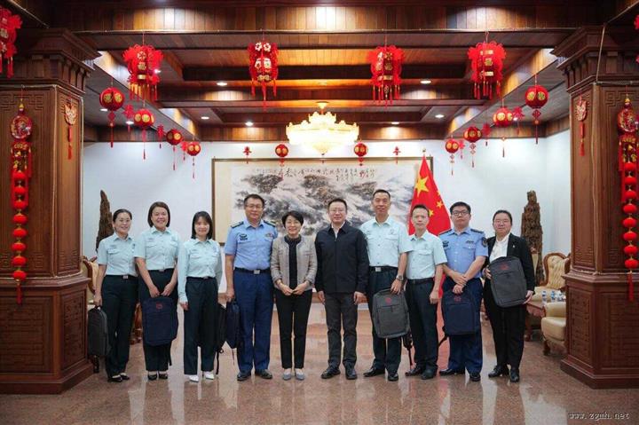 驻老挝使馆向在老中国同胞发放“春节包”