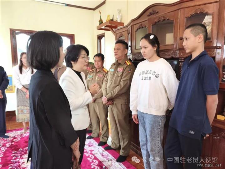 方虹大使慰问为保护中国公民牺牲的老警员家属
