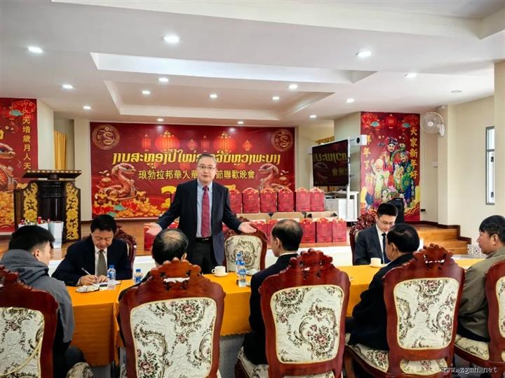 驻琅勃拉邦总领事张社平春节前夕走访慰问侨团华校