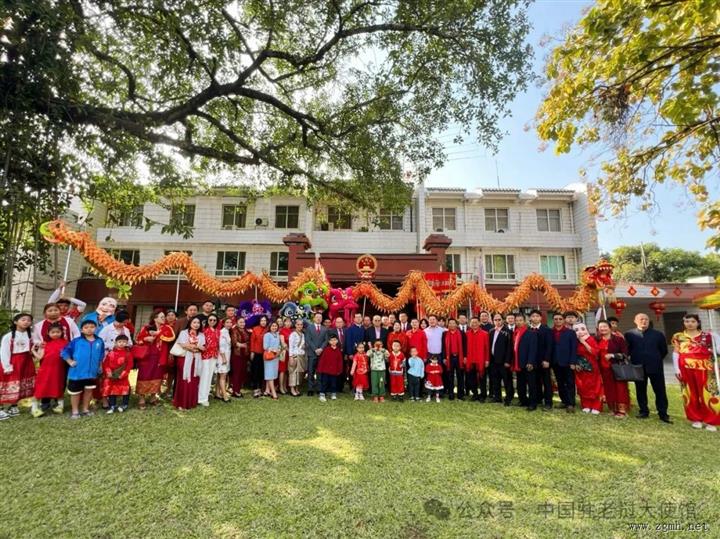 老挝侨界代表到中国大使馆拜年