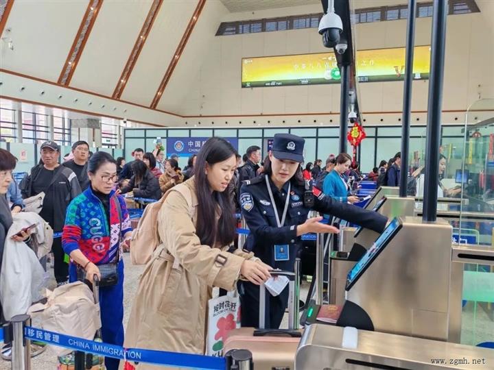 【网络中国节·春节】春节期间磨憨口岸外国人扎堆入境体验中国年味 同比增长20%