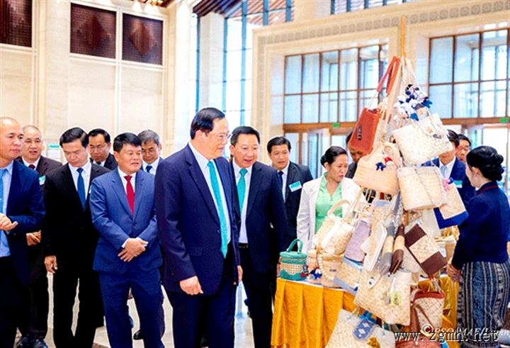 老挝总理呼吁提高农业生产力