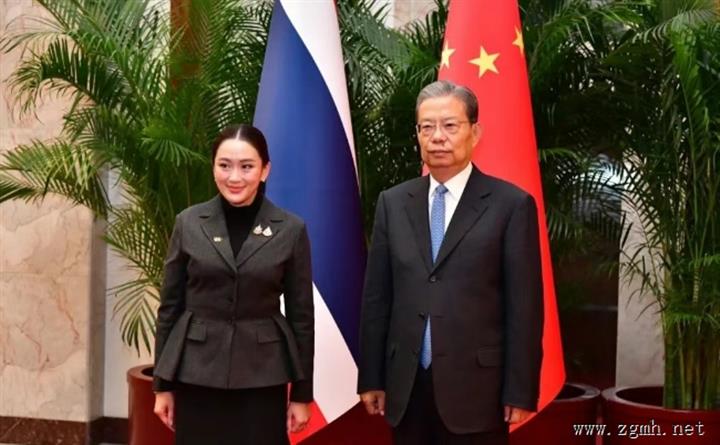 泰国总理佩通坦女士在北京人民大会堂二层东大厅会见中华人民共和国全国人民代表大会委员长赵乐际先生。