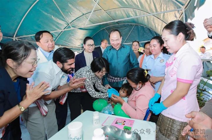 方虹大使赴沙湾拿吉省考察儿童营养不良治疗项目