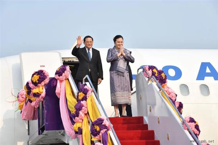 总理宋赛·西潘敦携夫人及高级代表团抵达泰国曼谷，进行正式访问。