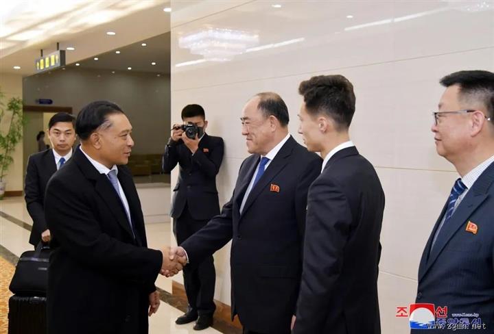 老挝外交部代表团抵达朝鲜平壤