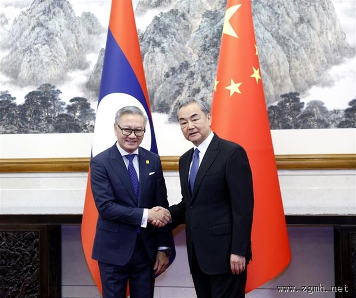 王毅同老挝外长通沙万举行会谈