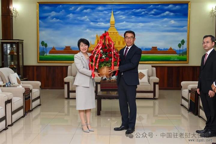 方虹大使会见老挝人民革命党中联部代部长本勒，当面转交中共中央就老挝党成立70周年致老挝党中央的贺电