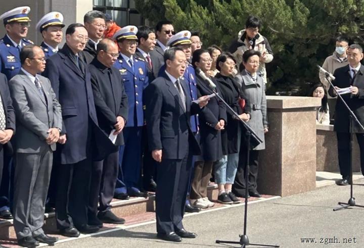 中国政府决定向缅甸提供1亿元人民币紧急人道主义地震救灾援助，派出两支救援队，提供帐篷、毛毯、急救包、