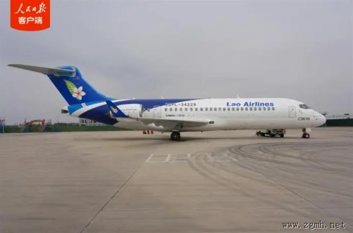 中国商飞公司向老挝航空公司交付首架C909飞机