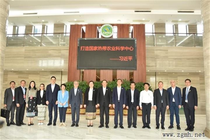 老挝总理宋赛·西潘敦到访中国热科院